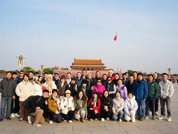 1733189545110978.jpg 天安门广场合照.jpg